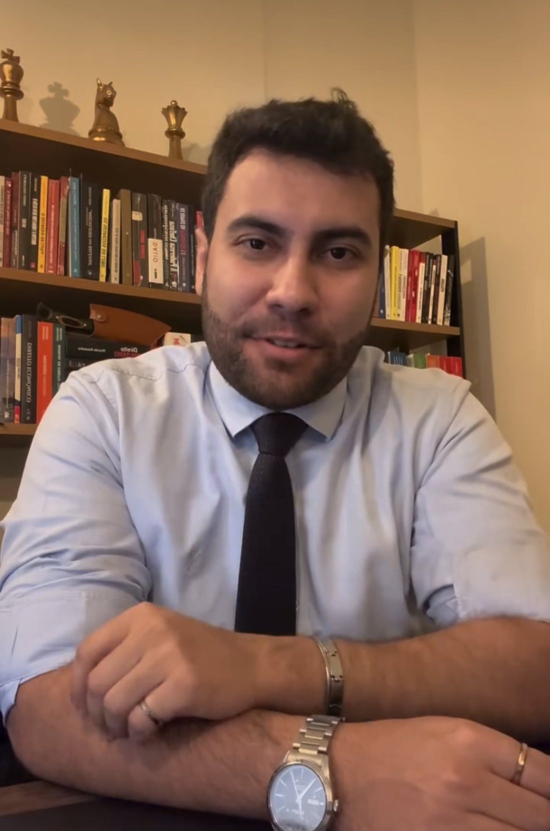 Gustavo Augusto em seu escritório, diante da estante de livros
