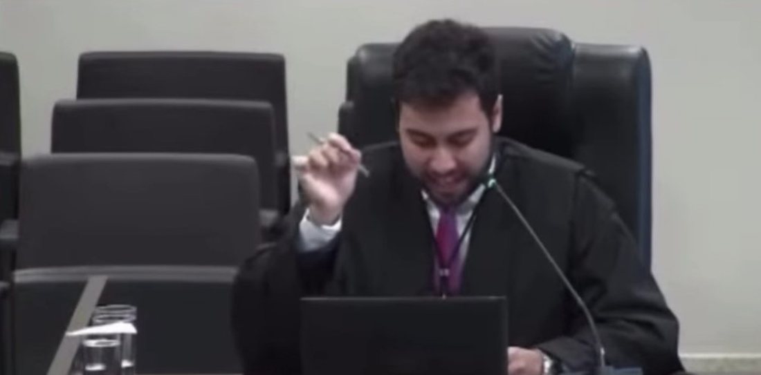 Gustavo Augusto, de beca, em sustentação oral