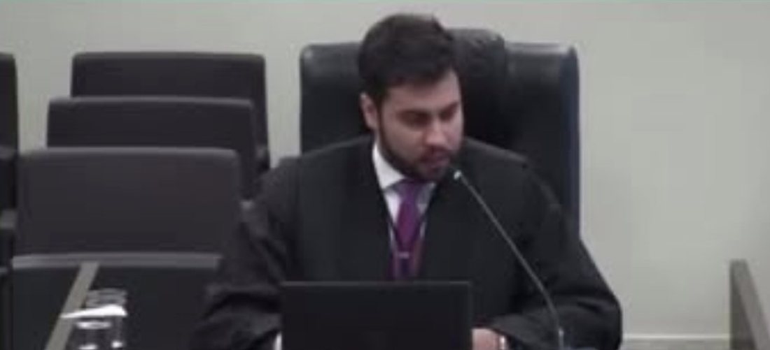Gustavo Augusto ao microfone durante a sessão de julgamento